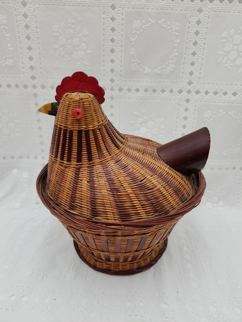 Woven Rattan Chicken Basket with Lid - Rustic Decorative Storage Farmhouse Decor